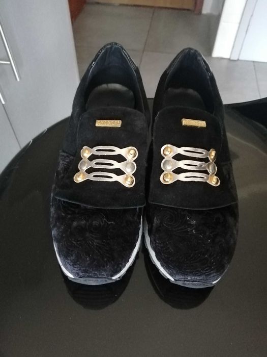 Bota e sapatilhas de mulher