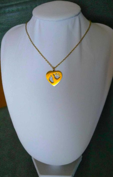 Colar Aço Dourado Pegadas de Bebe NOVO