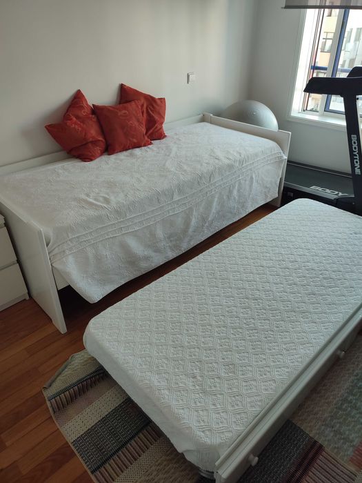 Cama de solteiro dupla lacada branca c/ colchões - bom estado/ pouco uso