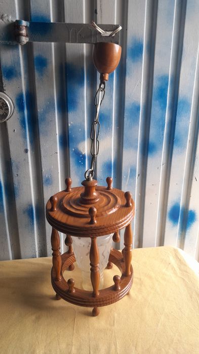 Candeeiro de teto em madeira