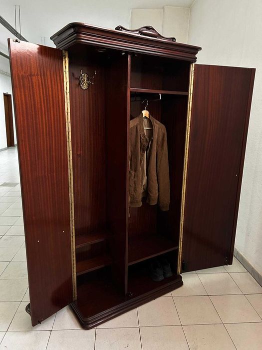 Guarda-fatos com espelho e iluminação