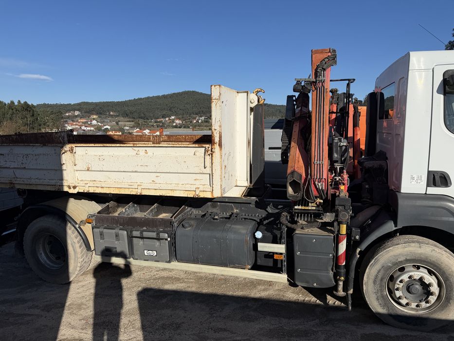 Renault kerax com ampiroll e grua