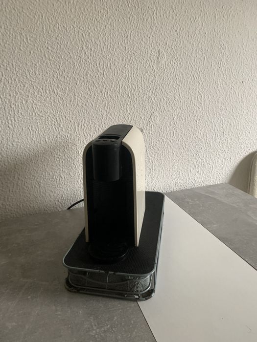 Maquina de cafe + suporte pra capsulas