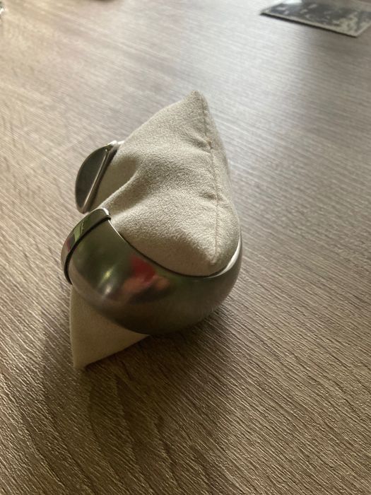 Piękna nowoczesna bransoleta