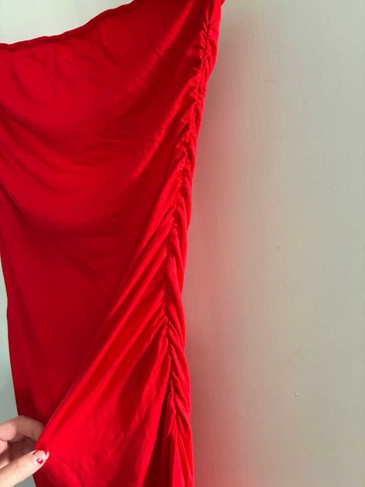 vestido vermelho com racha