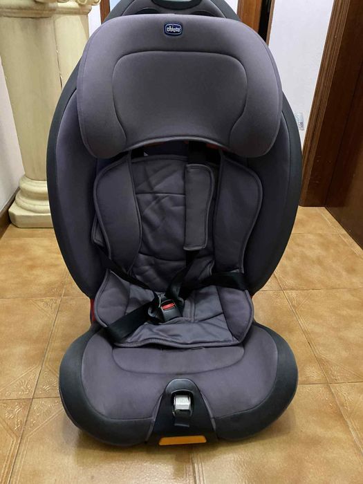 Vendo cadeira  para carro usada.