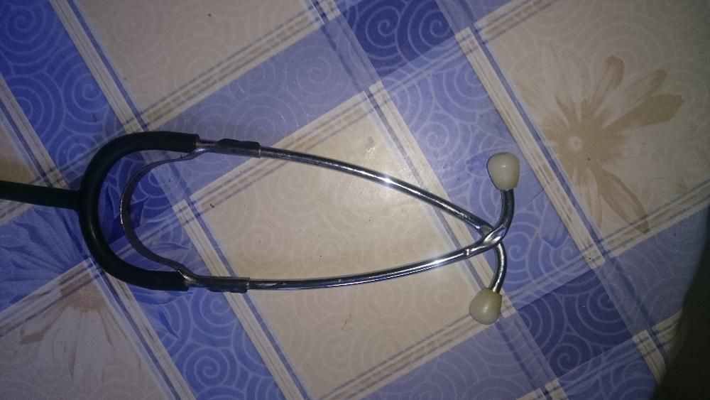 estetoscópio bem antigo a funcionar muito bem bem conservado