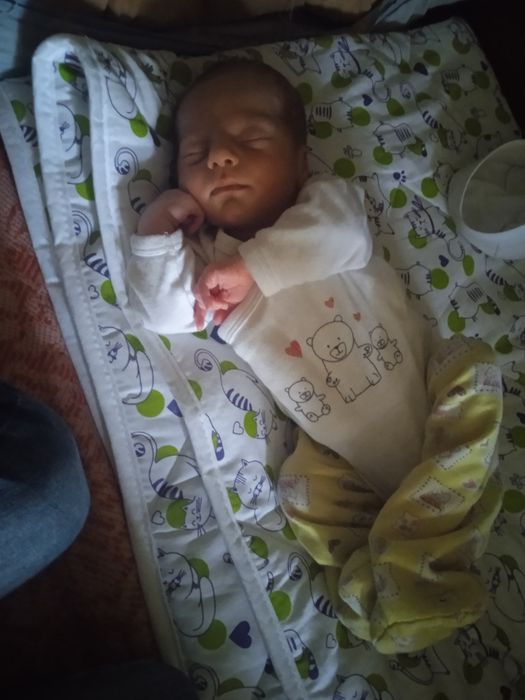 Дуже потрібна суміш для малечі та продукти харчування старшим