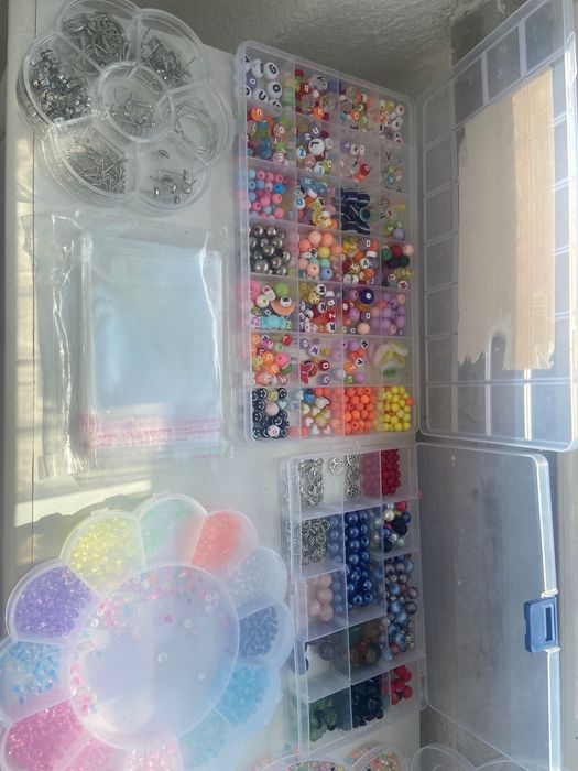 Missangas e material para fazer bijuteria