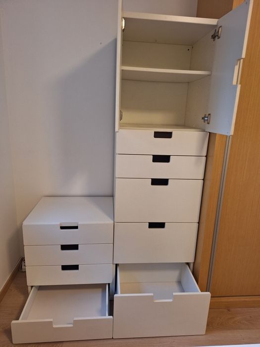 Camiseiro e cómoda branca