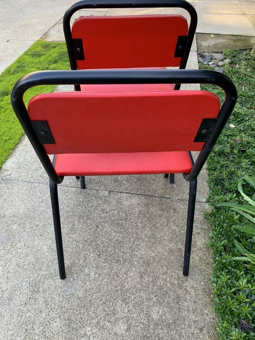 Стілець червоний з чорним