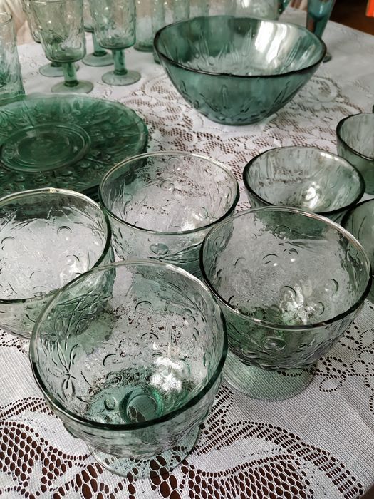 Ręcznie robiona szklana zastawa z motywem gałązek oliwnych