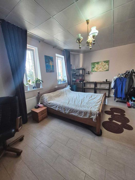 будинок для комфортного життя : паркомісце, краєвид, затишок