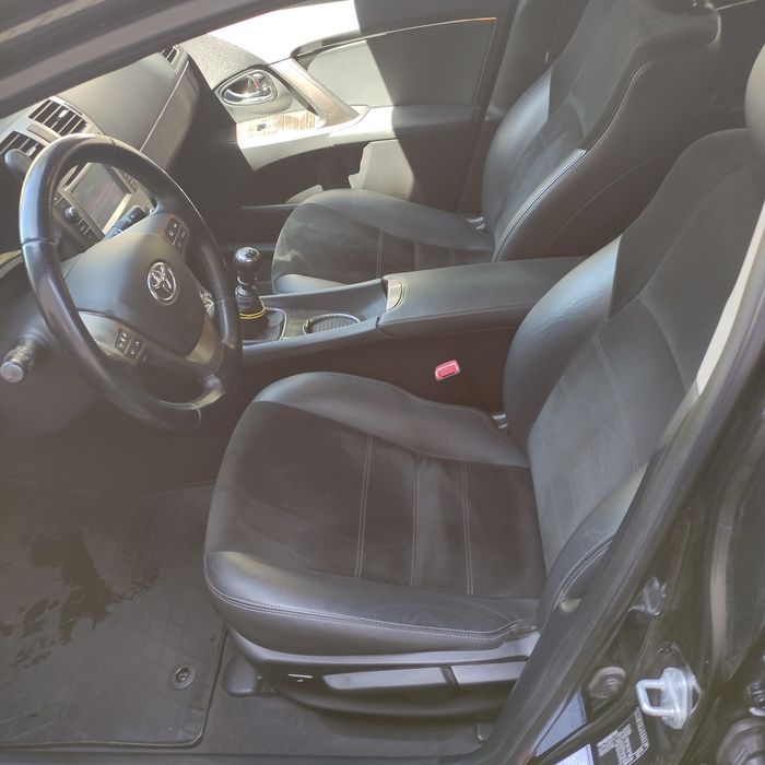 Toyota avensis . 2 л дизель 2014 г