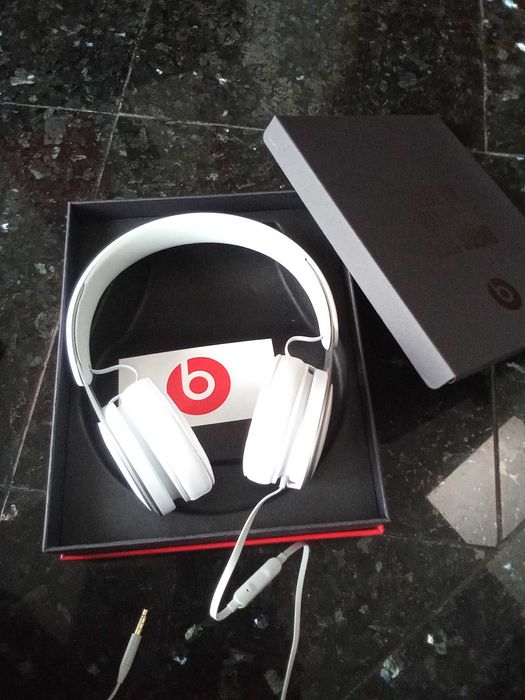 Auriculares com fios beats