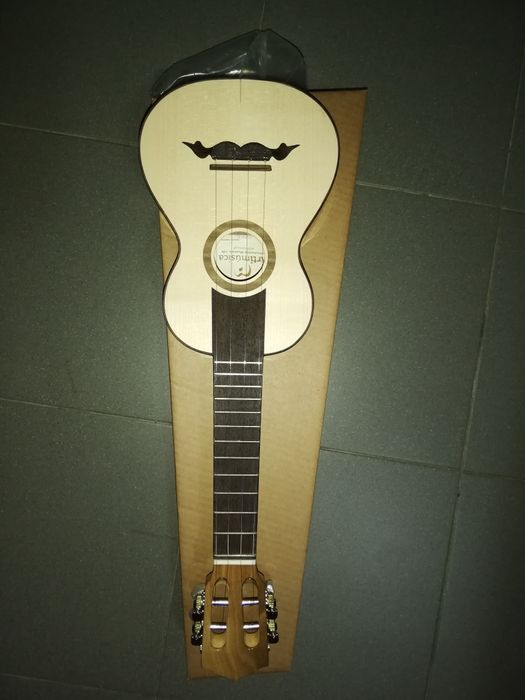 Cavaquinho boca redonda novo.