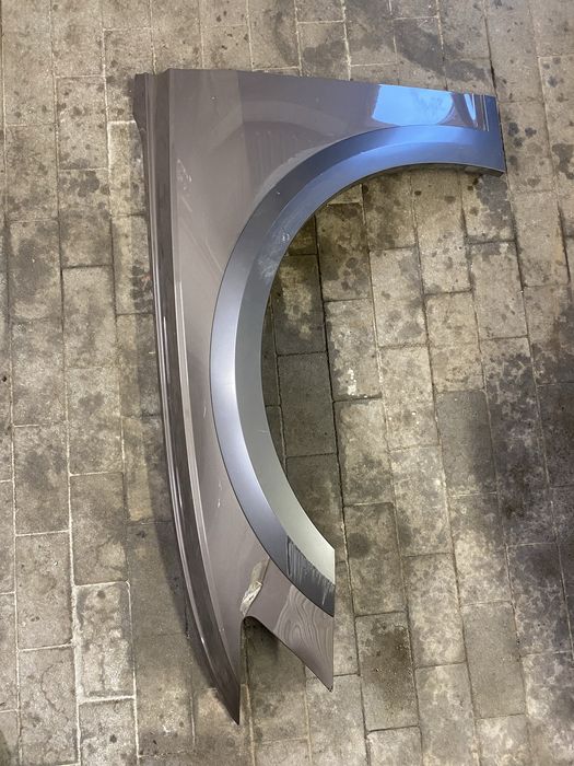 Audi A6 C8 Allroad blotnik lewy z listwa