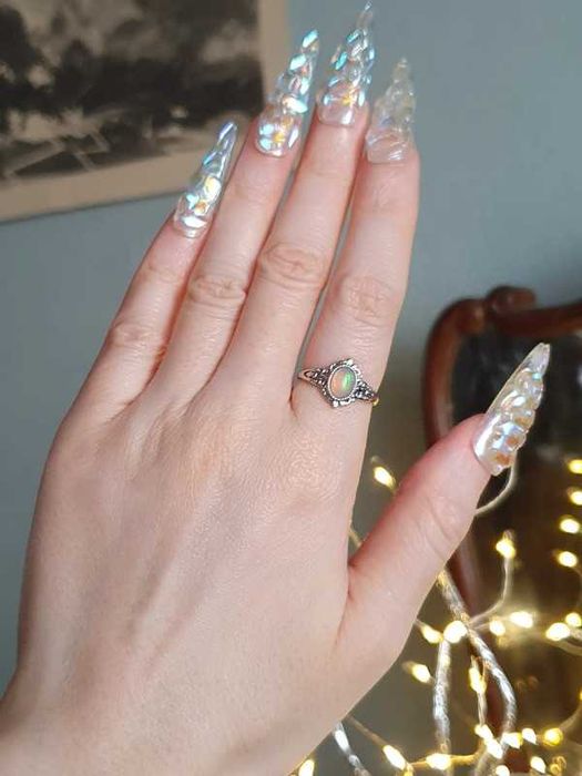 Anel com opala preciosa multicolor da Etiópia, ajustável