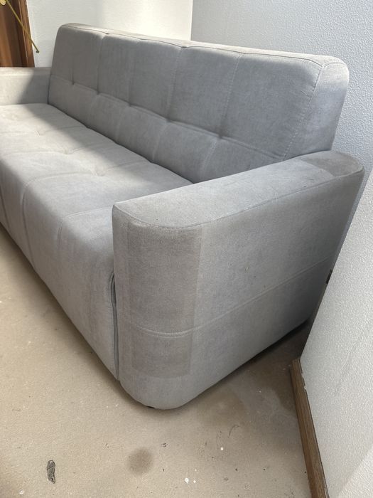 Sofa 4 lugares e um puff usados e com algumas manchas.