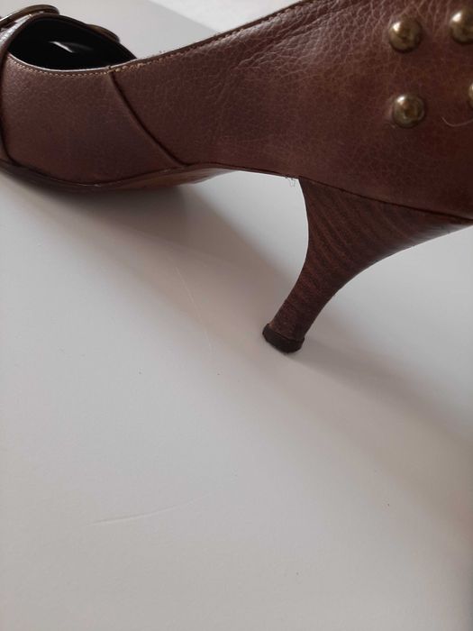 Sapato com corrente dourado envelhecido de salto médio marca lanidor