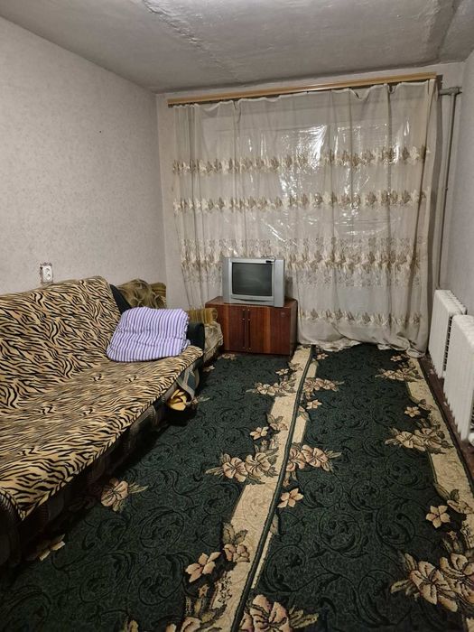 Продам двох кімнатну квартиру в 16 квартирному будинку