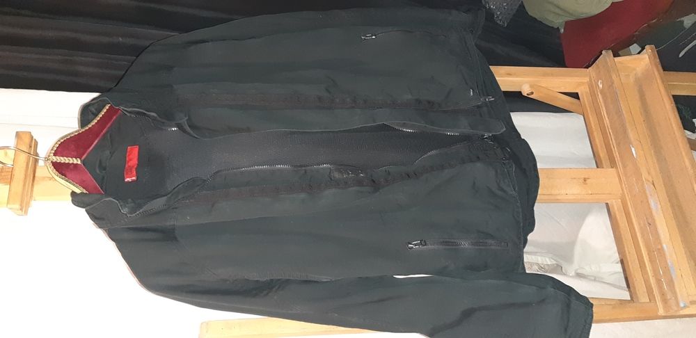 Kurtka levis ukryte kieszenie