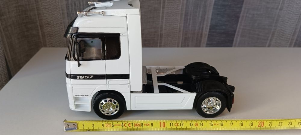 Camião Mercedes Actros escala 1/32