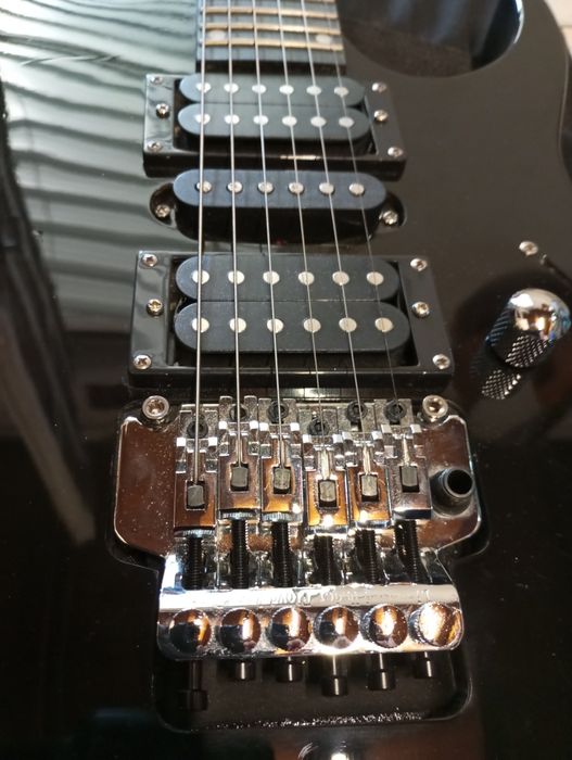 Guitarra elétrica com flyrose