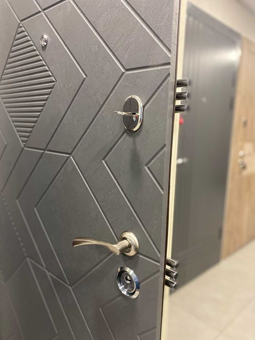 Броньовані двері «Портала Україна», серія Модерн – модель "Лайн 3"