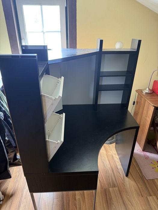 Secretaria com estante de canto