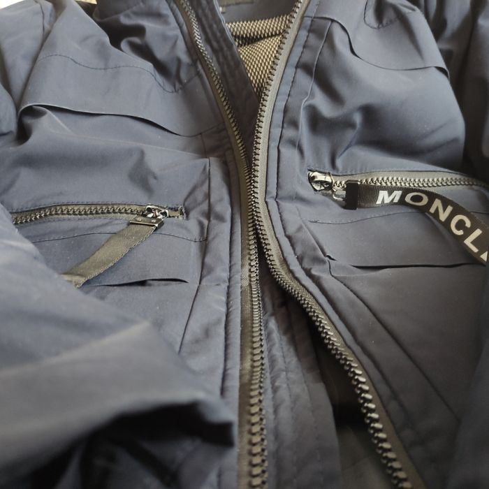 Зимовий пуховик Moncler розмір М.