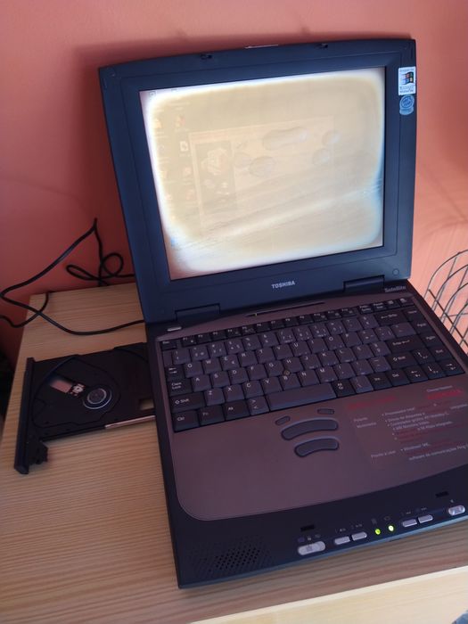 Portátil antigo Toshiba Windows 98 casa apartamento vivenda quarto sal