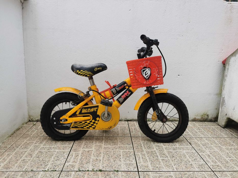 Bicicleta de criança com bastante uso