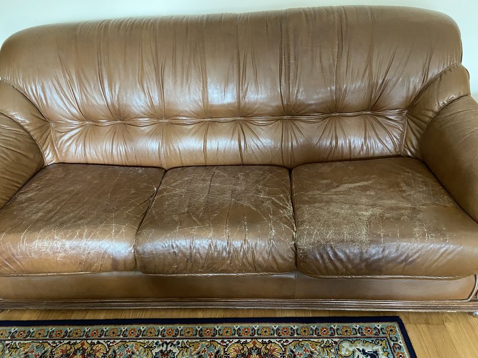 Sofás em pele castanhos