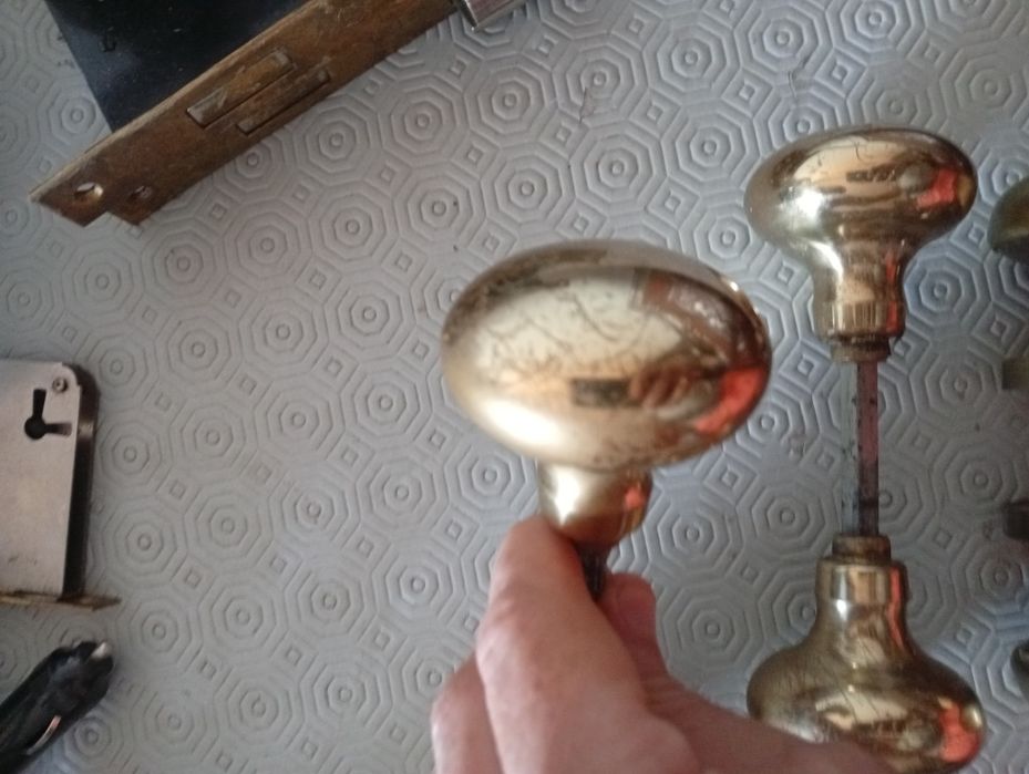 Puxadores e espelhos em latão