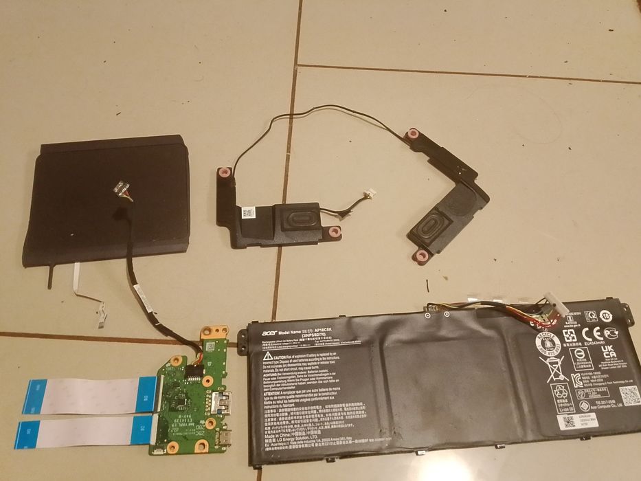 Sprzedam baterie ACER,myszkę dotykowa,głosniki i płytkę złącza USB