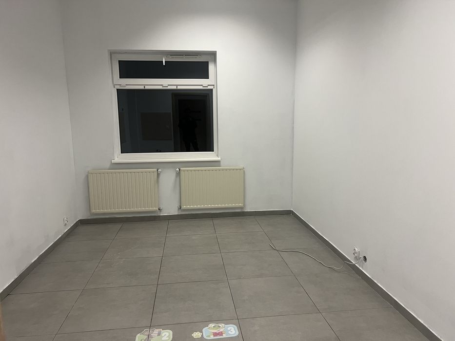 Parter budynku osobne wejscie 5 pokoi wolne