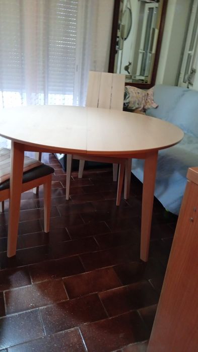 Mesa e Cadeiras em madeira folheada