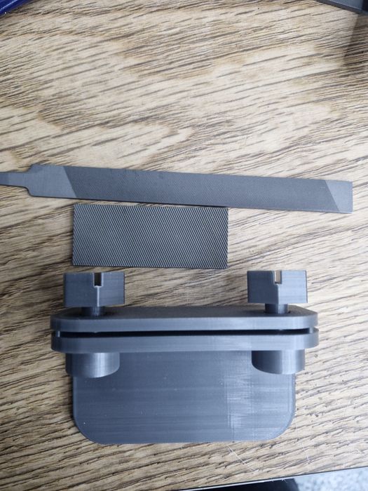 Nowa ostrzalka do nart z dwoma pilnikami