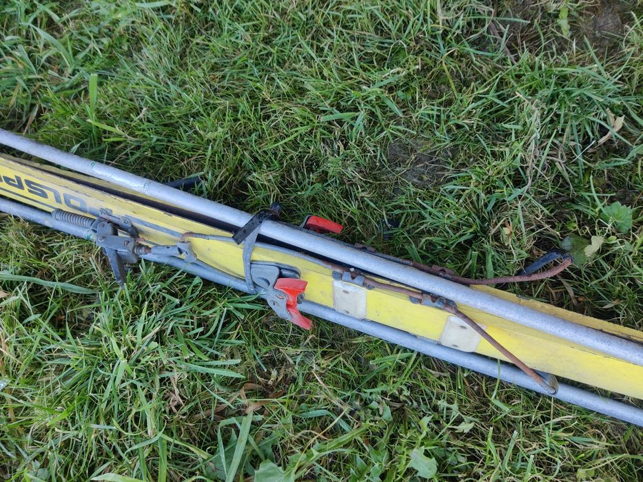 Stare drewniane narty, zabytek, retro