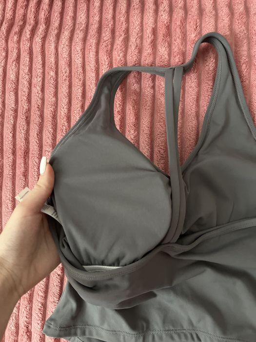 Жіноча спортивна майка сірого кольору