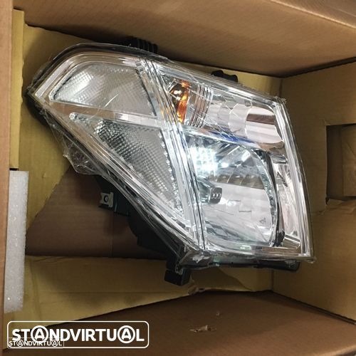 Farol Nissan Navara modelo: 2005 até 2010 novo