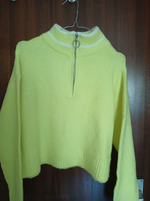 Malha de senhora com fecho na gola tam M marca Stradivarius