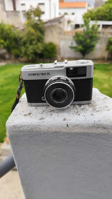 Máquina fotográfica analógica da marca Olympus, muito antiga.