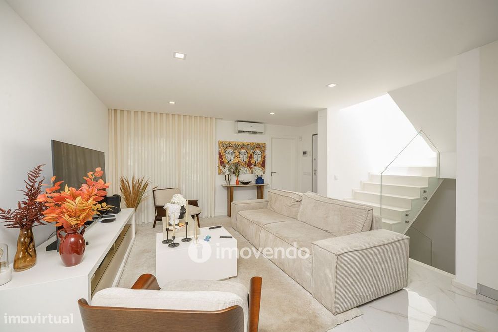 Moradia T3+1 moderna, com piscina e garagem, na Caparica