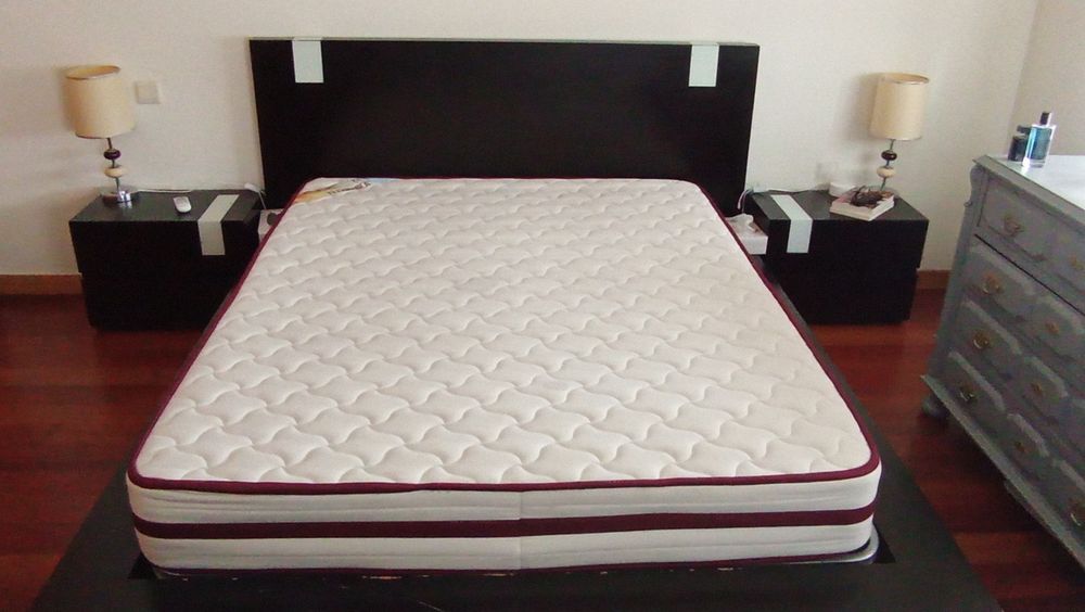 Cama e mesas de cabeceira