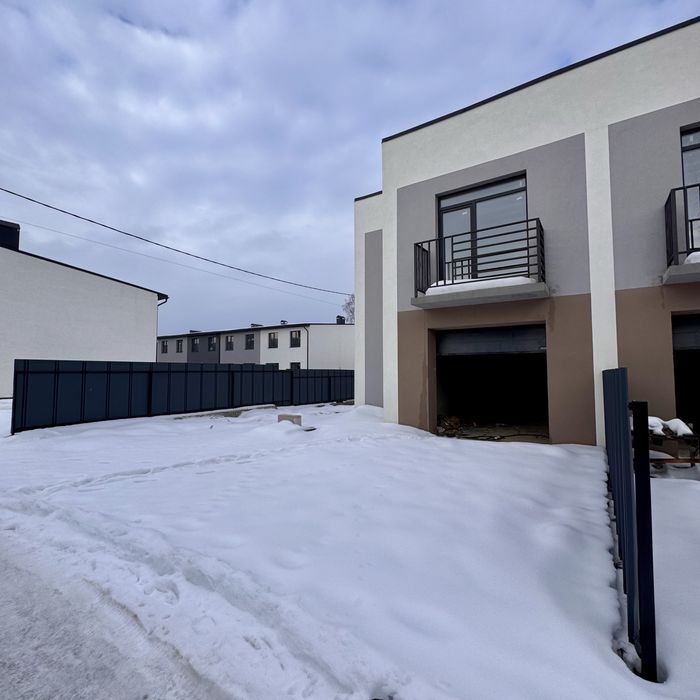Продається готовий кутовий таунхаус з ділянкою 3 сотки у Крихівцях
