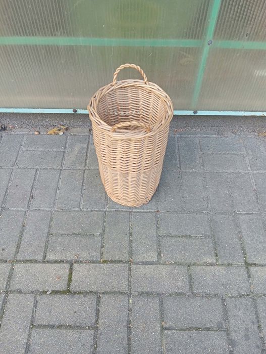 Kosz z wikliny na parasole