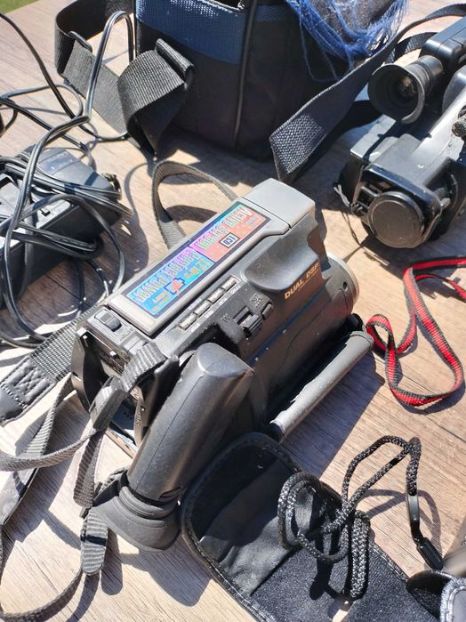 Cameras de filmar e fotografar antigas, possivelmente artigos de colecção