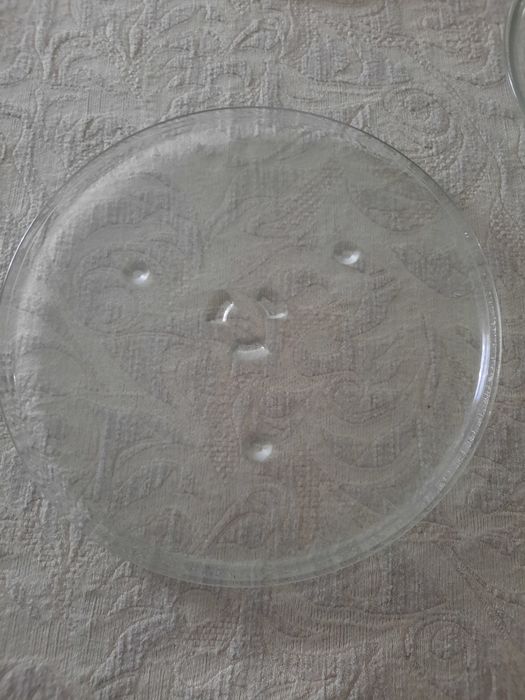 Vendo  três pratos  para microondas